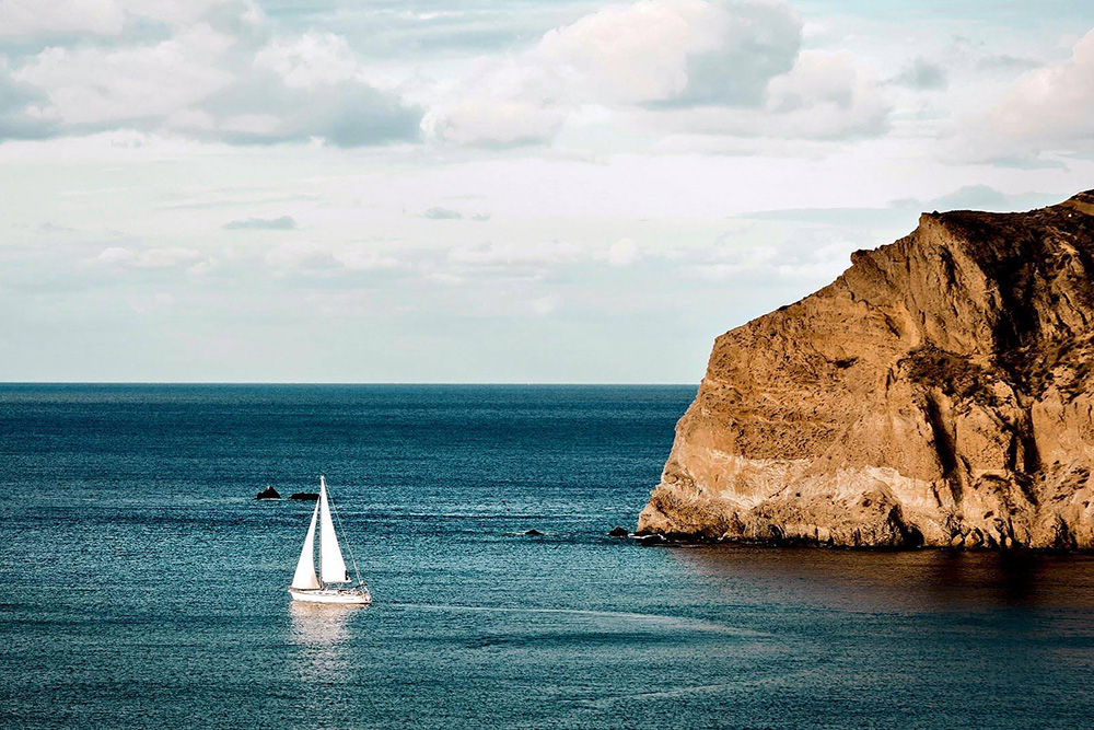 Why Book Your Santorini Sailing Tour in Advance?